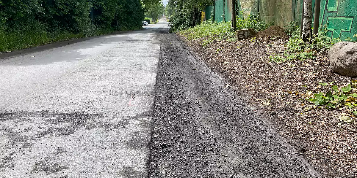 In der Straße Bebbelsdorf, auf dem Abschnitt zwischen der Einfahrt zur Firma Heinrich Geissler und der Hausnummer 123, wurde ein Teil der Fahrbahndecke abgefräst. Der Straßenbelag war dort im schlechten Zustand. (Foto: M. Schirmer)