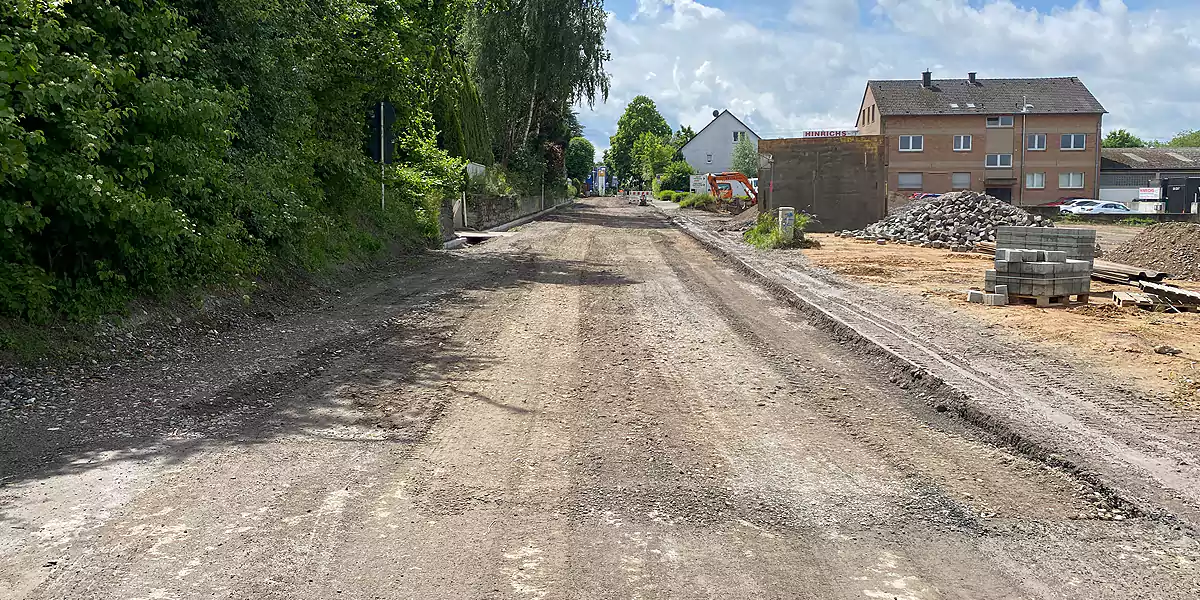 Im Teilabschnitt der Straße Bebbelsdorf fehlt noch die neue Fahrbahndecke. (Foto: M. Schirmer)
