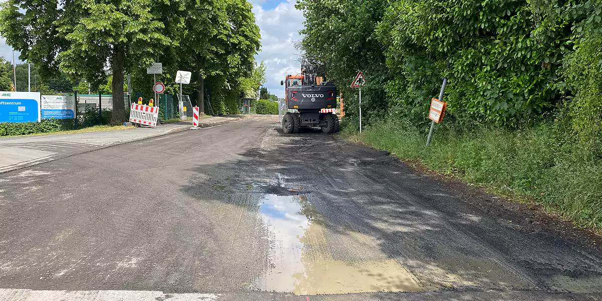 Im Bereich der Einfahrt zur AHE Müllumladestation wurde die obere Asphaltschicht abgefräst. (Foto: M. Schirmer)
