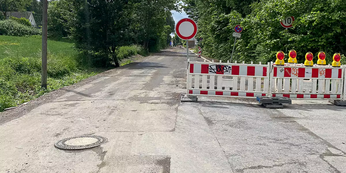 Trotz umfangreicher Bauarbeiten bleibt der Asphalt-Flickenteppich erhalten. (Foto: M. Schirmer)