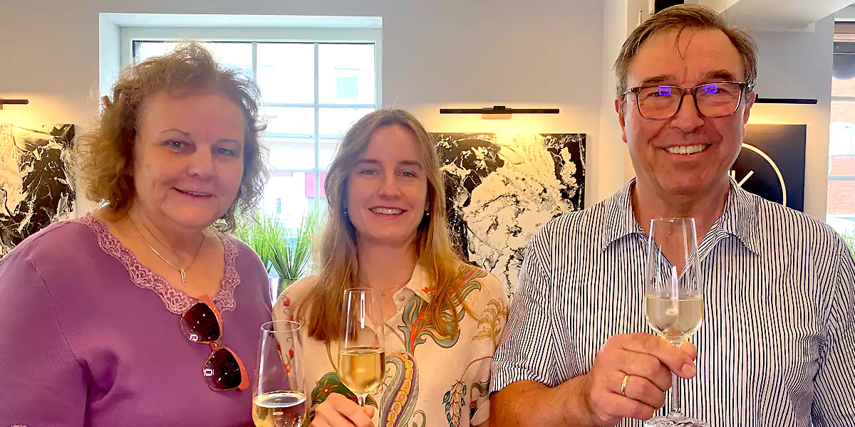 Stockumer Corola, Lena und Bernd Schöneborn (v.l.) waren gespannt, wie sich das Ambiente des neuen Lokals verändert hat. (Foto: M. Schirmer)
