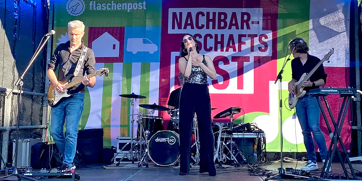 Coverband „Pink Panta“ aus Mechernich spielte im Dorneywald auf dem Nachbarschaftsfest. (Foto: M. Schirmer)