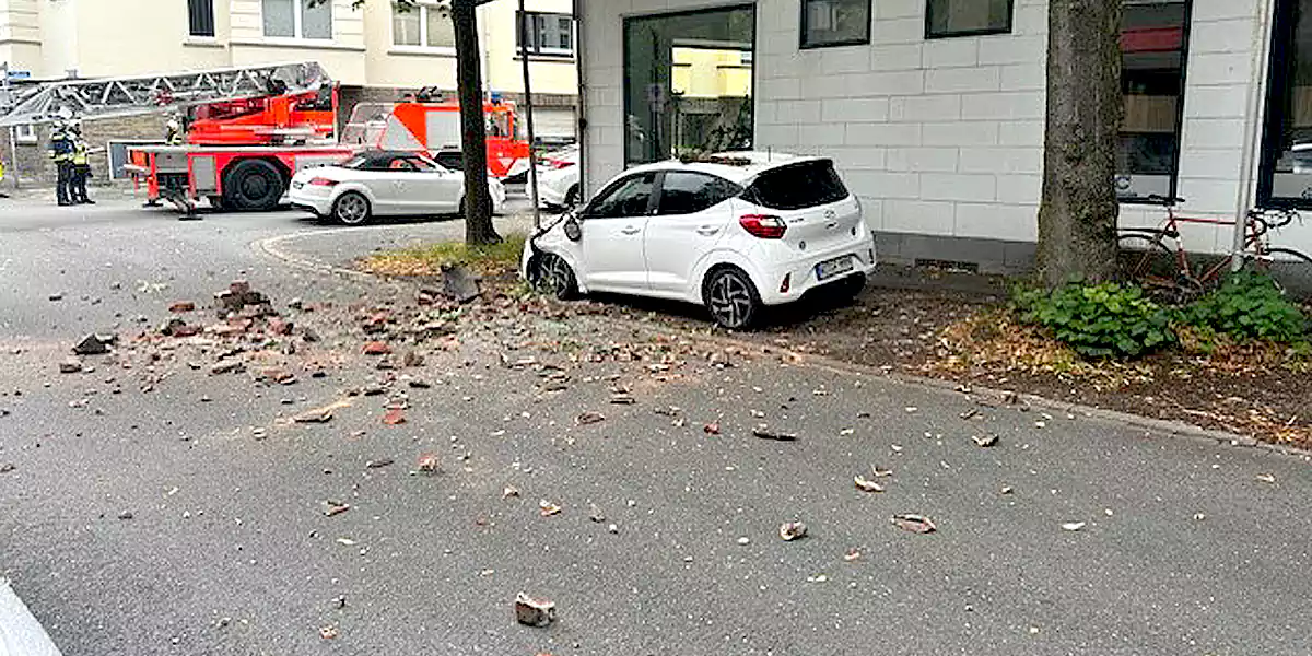 Kaminkopf stürzt auf geparktes Auto – Wohnhaus unbewohnbar