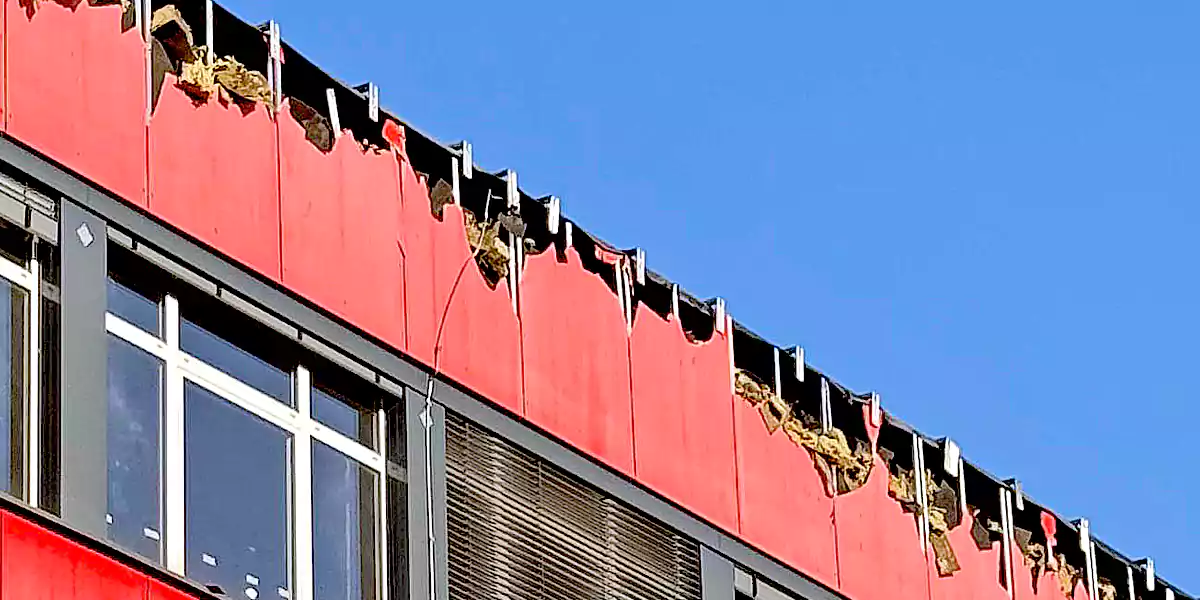 Teile der Dachdämmung des Berufskolleg Witten wurden vom Feuer in Mitleidenschaft gezogen. (Foto: UvK/Ennepe-Ruhr-Kreis)