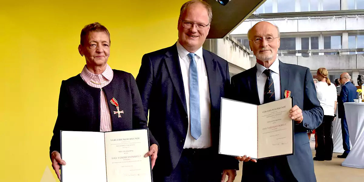 Hohe Auszeichnung für Ute und Peter Dekowski - Landrat Olaf Schade (m.) konnte ihnen Verdienstkreuze am Bande des Verdienstordens überreichen. (Foto: UvK/Ennepe-Ruhr-Kreis)