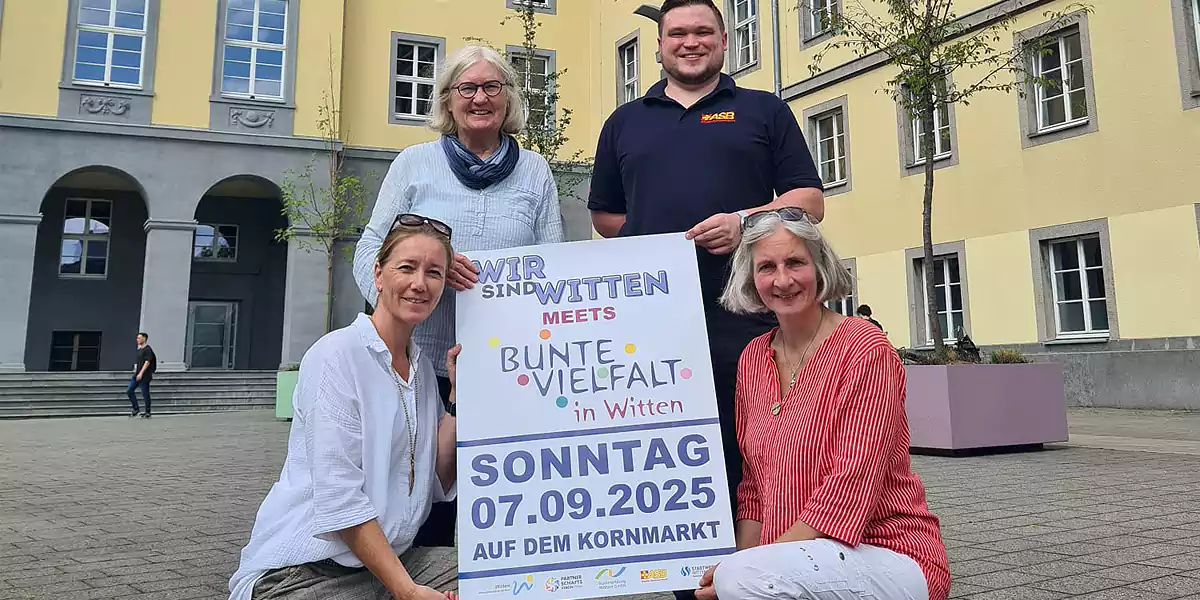 Nina Leuschner und Steffi Fröhling von der Stabsstelle für Integration, Städtepartnerschaften und internationale Beziehungen der Stadt Witten, hinten: Lilo Dannert (Partnerschaftsverein) ·und Silas van Lier (ASB) (Foto: Lilo Dannert)