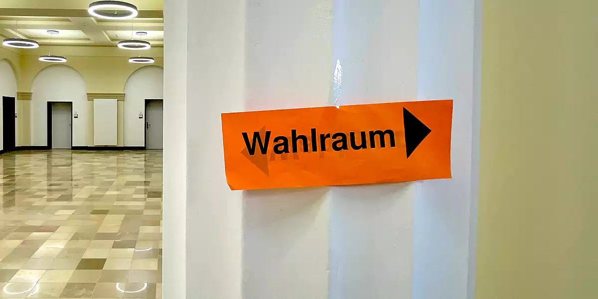 Hinweisschilder weisen den Weg in die Wahlräume (Foto: Marek Schirmer)