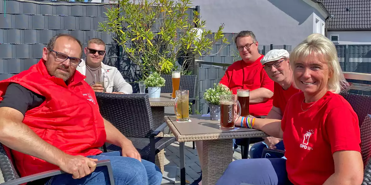 Nach dreistündiger Tour durch Stockum machen Stockumer SPD-Kandidaten Rast im Biergarten der Kneipe Treppchen. (Foto: Marek Schirmer)