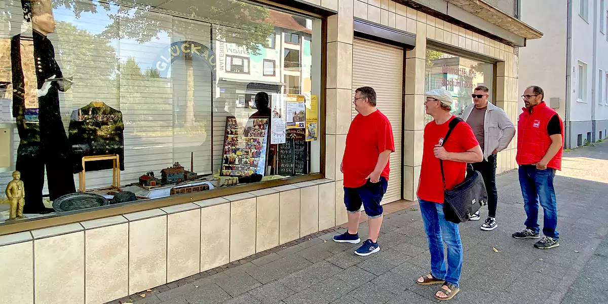 SPD-Politiker vor dem Schaufenster der Heimatstube der Heimatfreunde Stockum Düren an der Hörder Straße (Foto: Marek Schirmer)