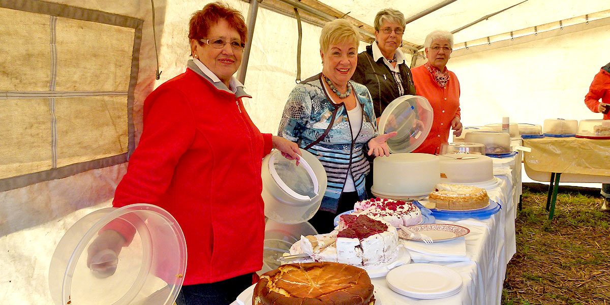Die lange Theke der Heimatfreunde lockt mit selbstgemachten Zuckerbomben – sehr lecker!