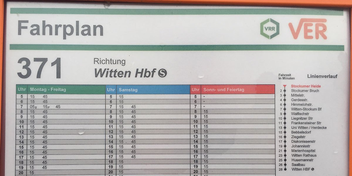 Linie 371 - Haltstelle Stockumer Heide: Auf diesem Aushangfahrplan fehlt die Fahrt um 6:45 Uhr von Stockum nach Witten, die in der App und der Fahrplanauskunft des VRR aufgeführt wird.