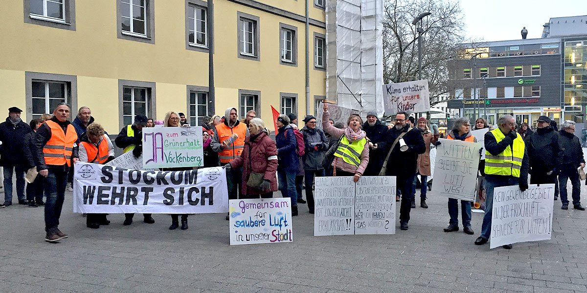 Am 24. Januar 2019 protestierten Stockumer für den Erhalt der Frischluftschneise vor dem Wittener Rathaus.